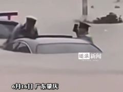 女子被困車(chē)中民警蹚齊胸積水救援 最終成功將女子救出